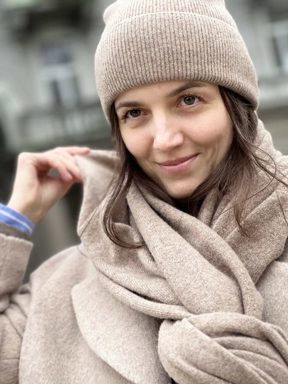 В’язана шапка бежевого кольору з кашеміру та вовни